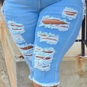 Women’s Destroyed Jean Capri’s